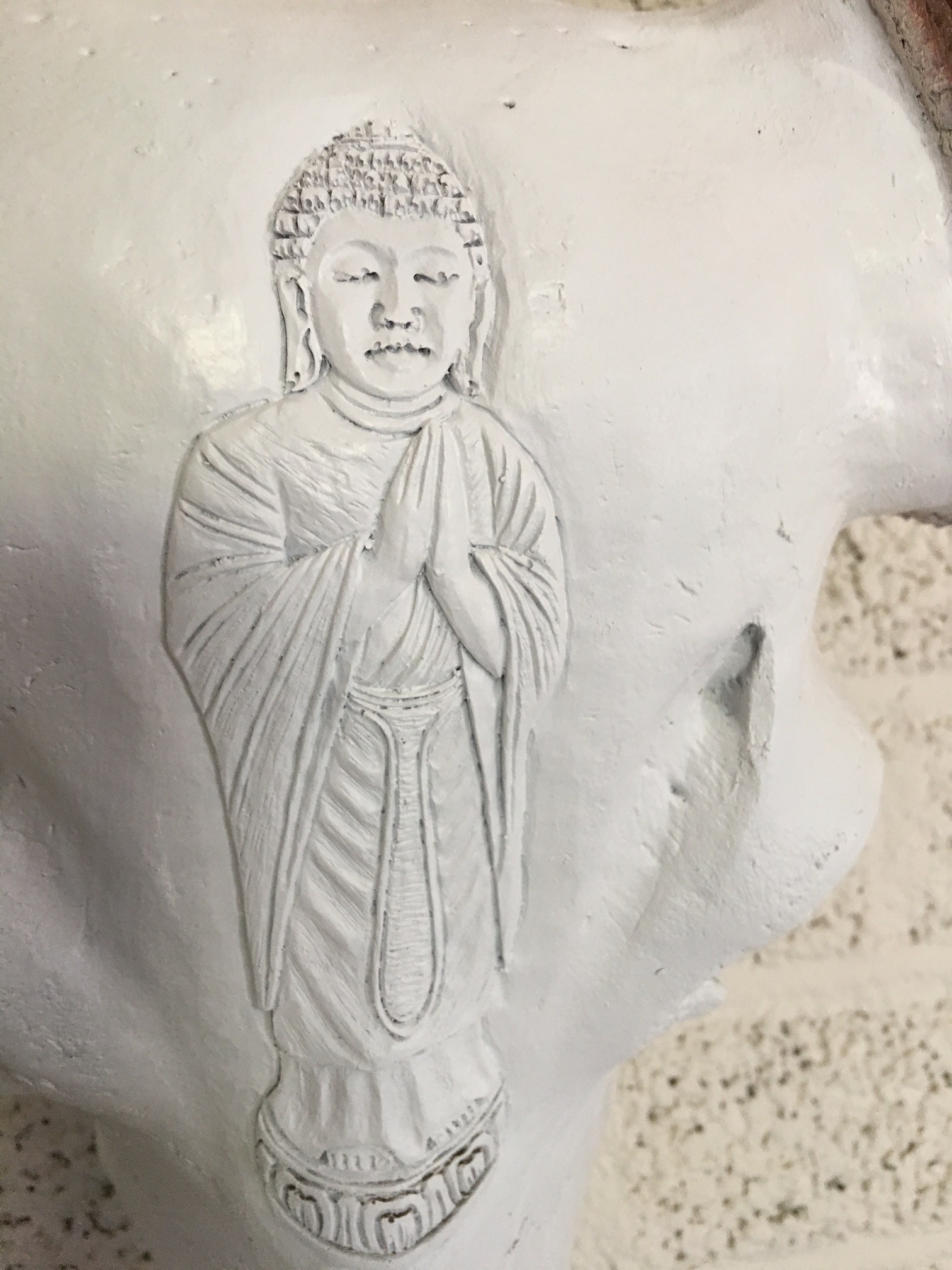 Stierschädel-Buddha, geschnitzt aus cremefarbenem Elfenbein mit Hörnern aus Polystein